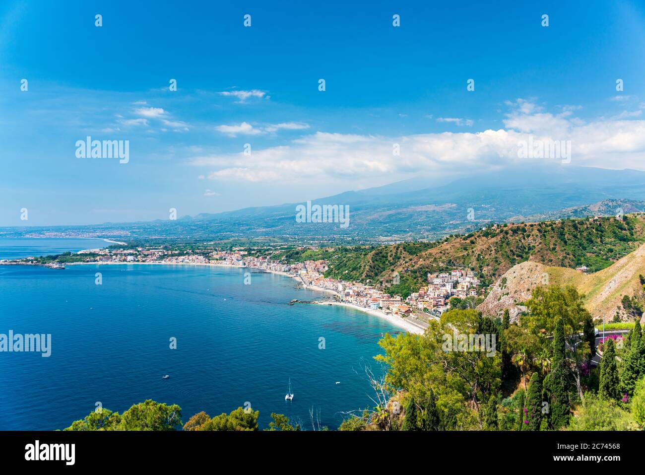 Ausblick vom Botanischen Garten Taormina auf die Bucht von Naxos und den Vulkan Ätna Stockfoto