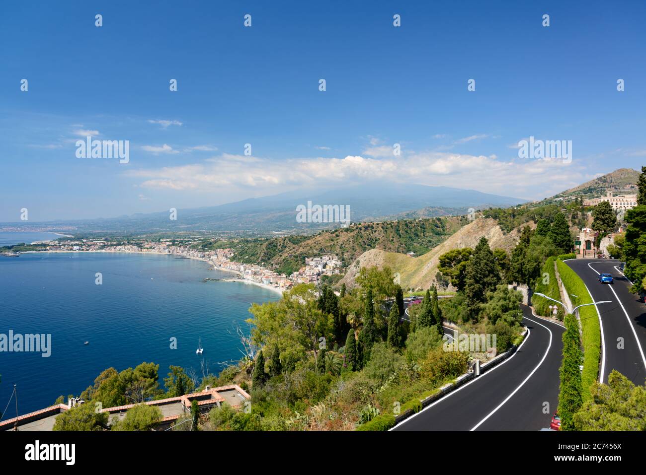 Ausblick vom Botanischen Garten Taormina auf die Bucht von Naxos und den Vulkan Ätna Stockfoto