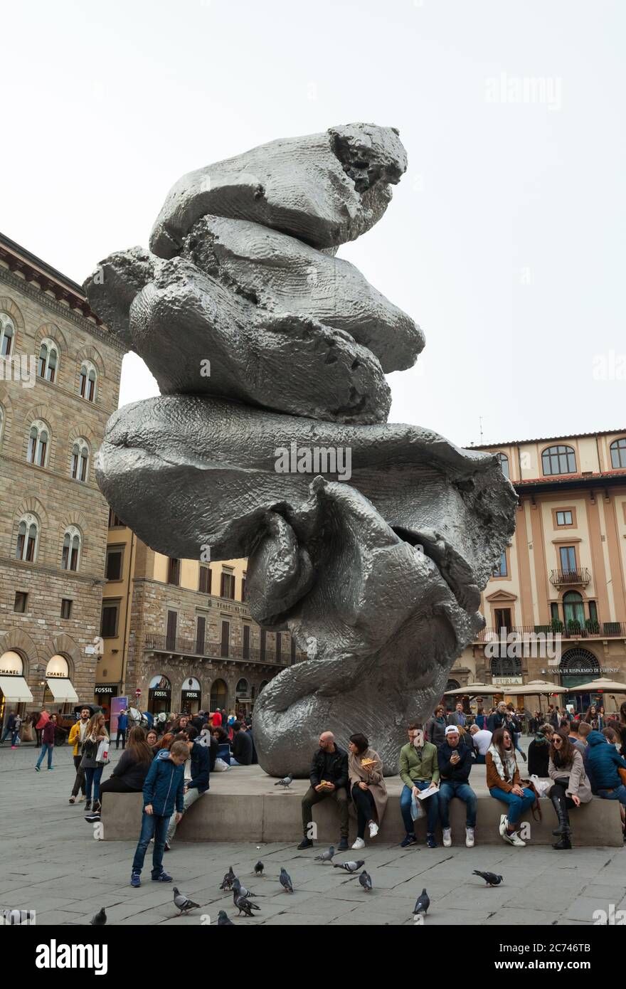 Florenz, Italien - 04. November 2017: Touristen gehen auf der Piazza Signoria mit der modernen Kunstskulptur Big Clay des Künstlers Urs Fischer in Florenz Stockfoto