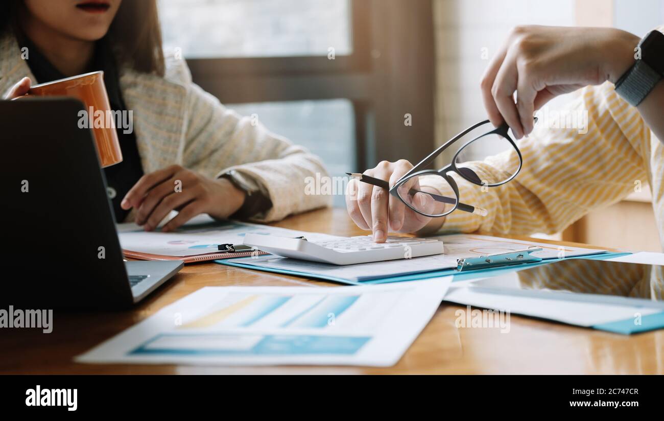 Geschäftsleute treffen sich, um die Situation mit dem Rechner zu besprechen. Business Financial Concept Stockfoto