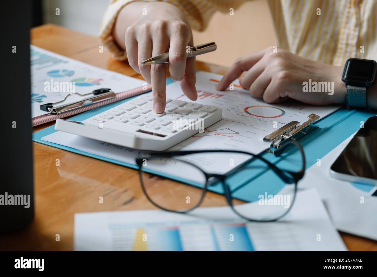 Buchhalter oder Bankier berechnen den Finanzbericht mit Rechner Stockfoto