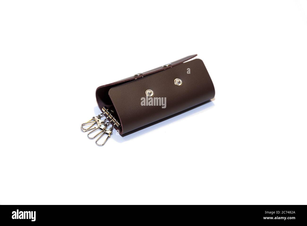 Rotes Ledertrinket oder Schlüsselanhänger isoliert auf weiß. Hohe Resulotion. Stockfoto