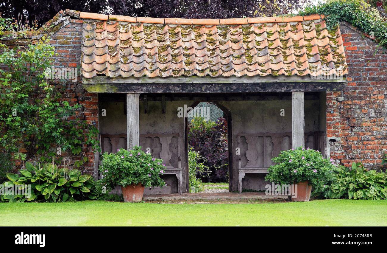 Rustikales Sommerhaus aus Eiche und Pantiles in einer der ummauerten Gehege in Harrington Hall Stockfoto