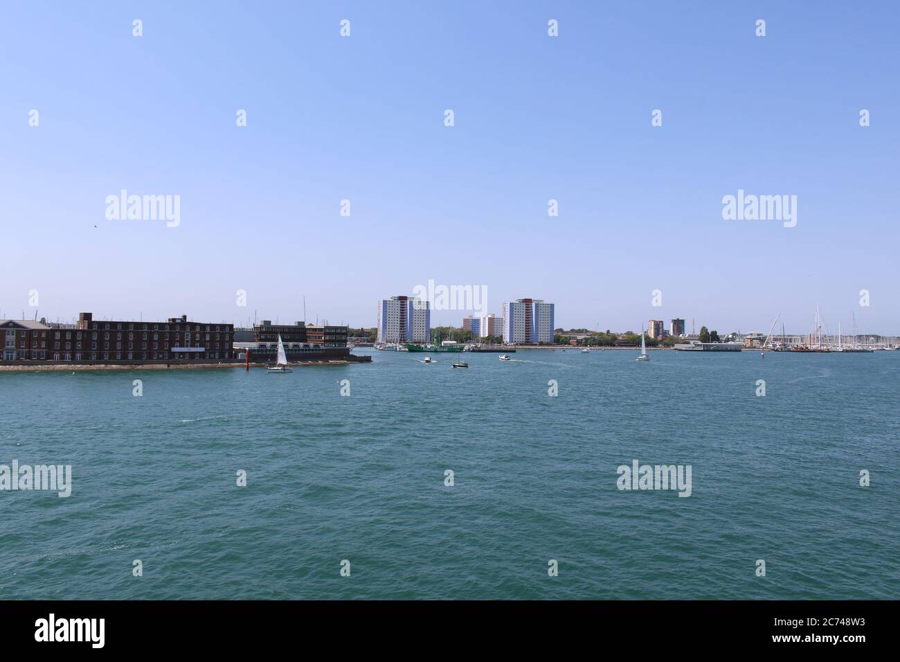 Blick von der Altstadt von Portsmouth nach Gosport über Portsmouth Harbour, Portsmouth, England, Großbritannien Stockfoto