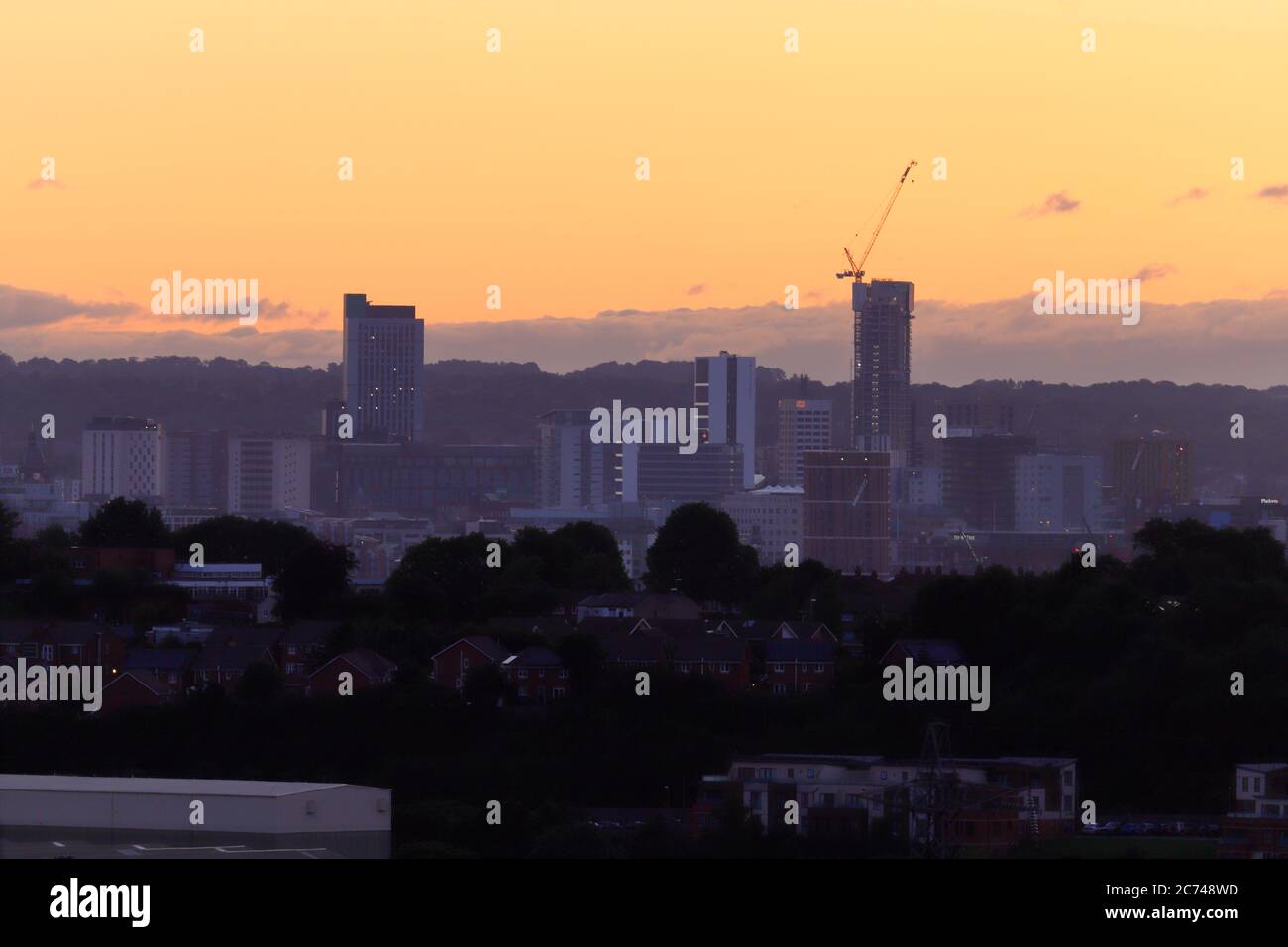 Sonnenaufgang in Leeds Stadt. Sky Plaza liegt auf der linken Seite und Yorkshire's neuestes höchstes Gebäude 'Altus House' auf der rechten Seite und wird derzeit gebaut. Stockfoto