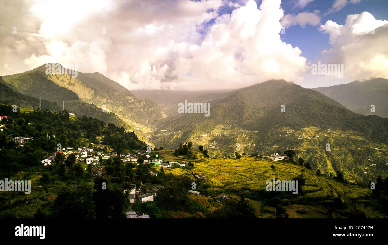 Landschaftlich reizvolle Landschaft Nordindische Dörfer im Himalaya, umgeben von Hügeln, dichten Bäumen und Ackerland. Sari Dorf, Rudraprayag, Uttarakhand Stockfoto