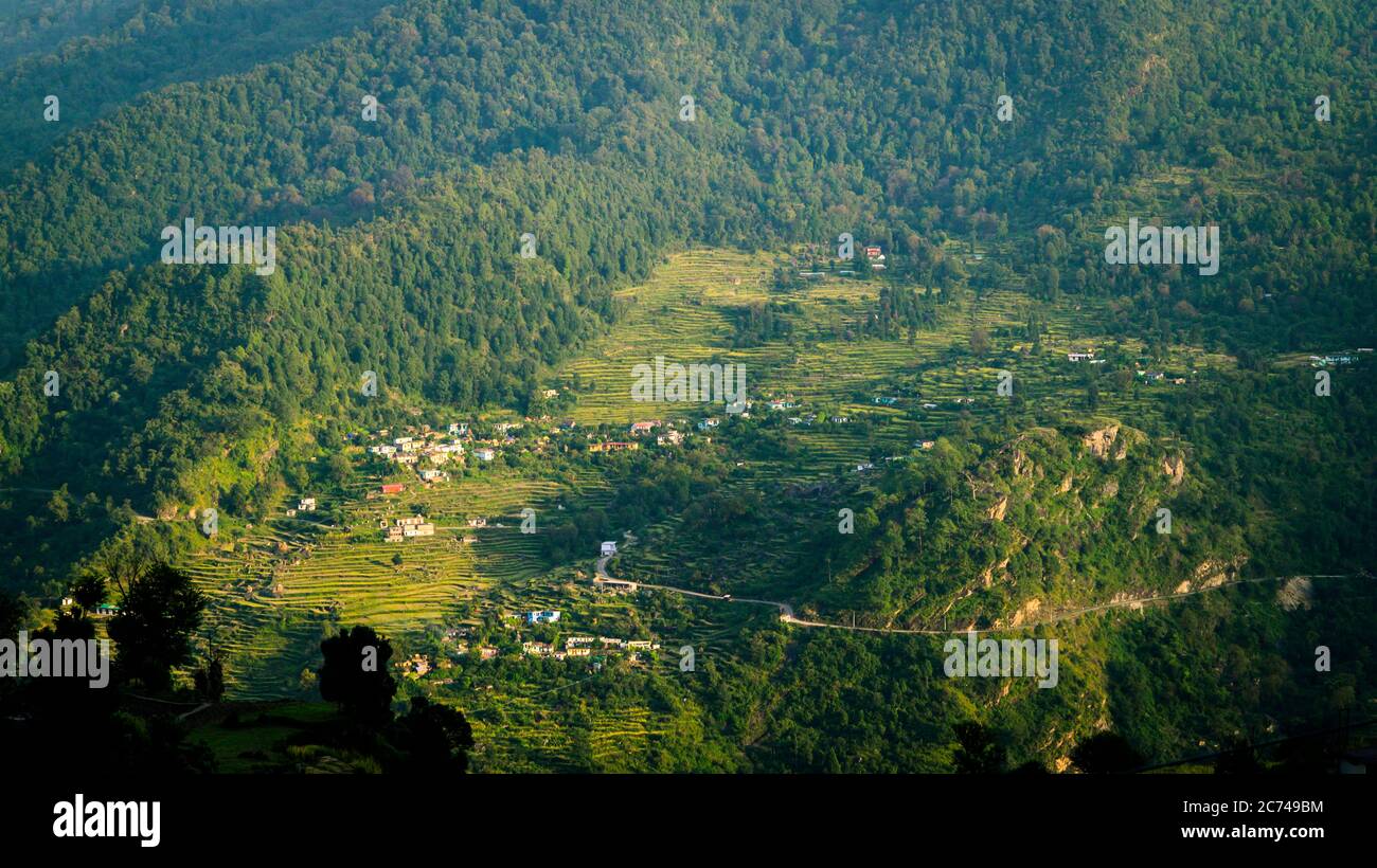 Landschaftlich reizvolle Landschaft Nordindische Dörfer im Himalaya, umgeben von Hügeln, dichten Bäumen und Ackerland. Sari Dorf, Rudraprayag, Uttarakhand Stockfoto