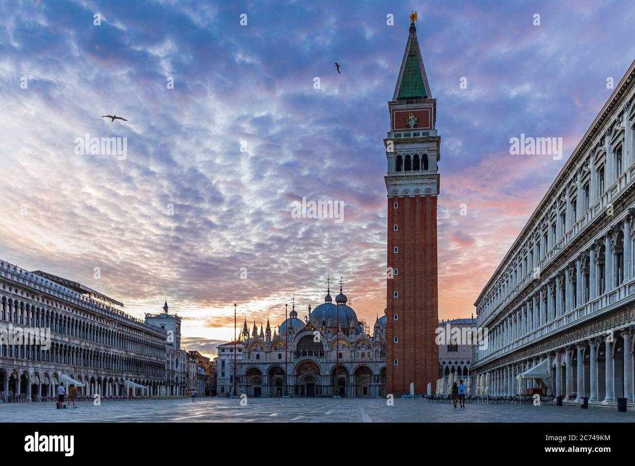 Markusplatz mit Campanile und Markusdom in Venedig, Italien Stockfoto