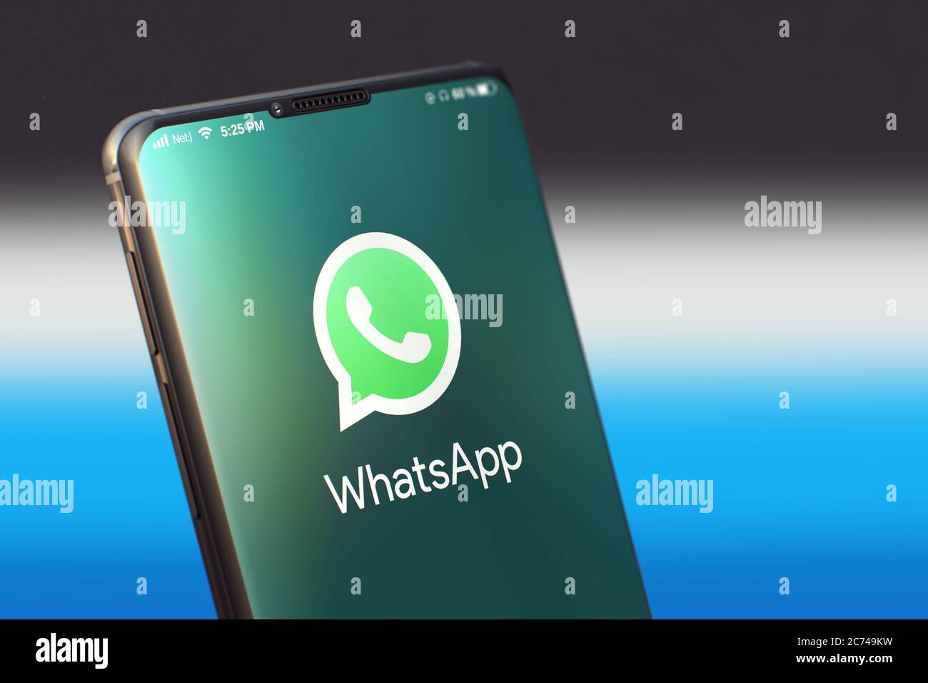 KIEW, UKRAINE-JUNI, 2020: WhatsApp Mobile Anwendung auf dem Smartphone-Bildschirm. Nahaufnahme Studio Aufnahme von Smartphone mit Whatsapp Anwendung. Stockfoto