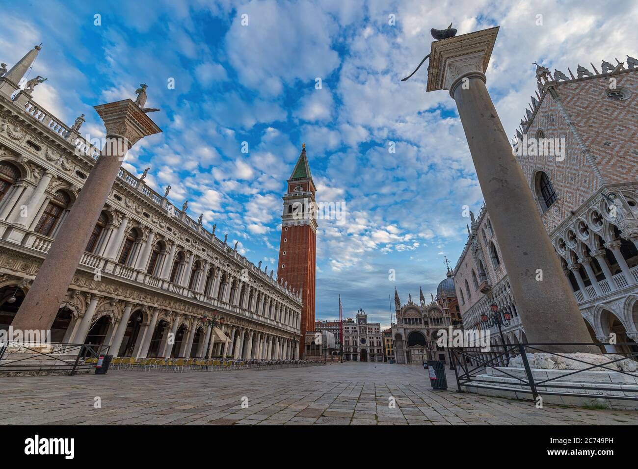 Piazza San Marco mit Campanile während der Corona-Sperre Stockfoto