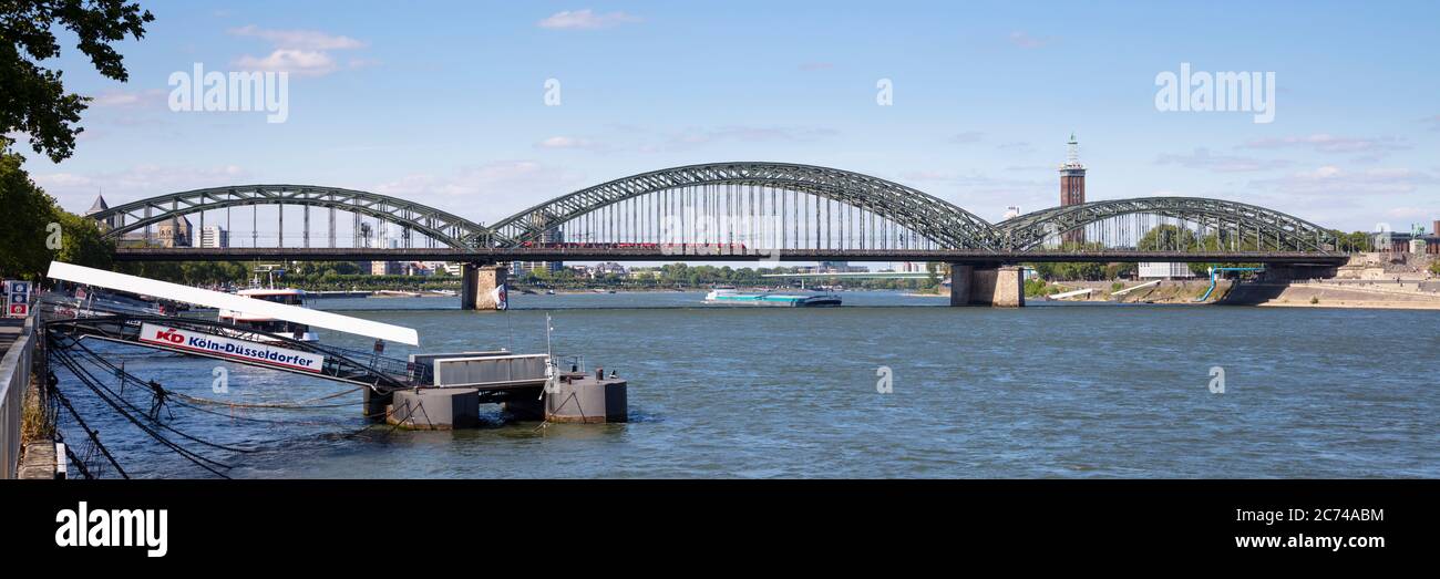 Die Hohenzollernbrücke überquerte den Rhein, Köln, Nordrhein-Westfalen, Deutschland, Europa Stockfoto
