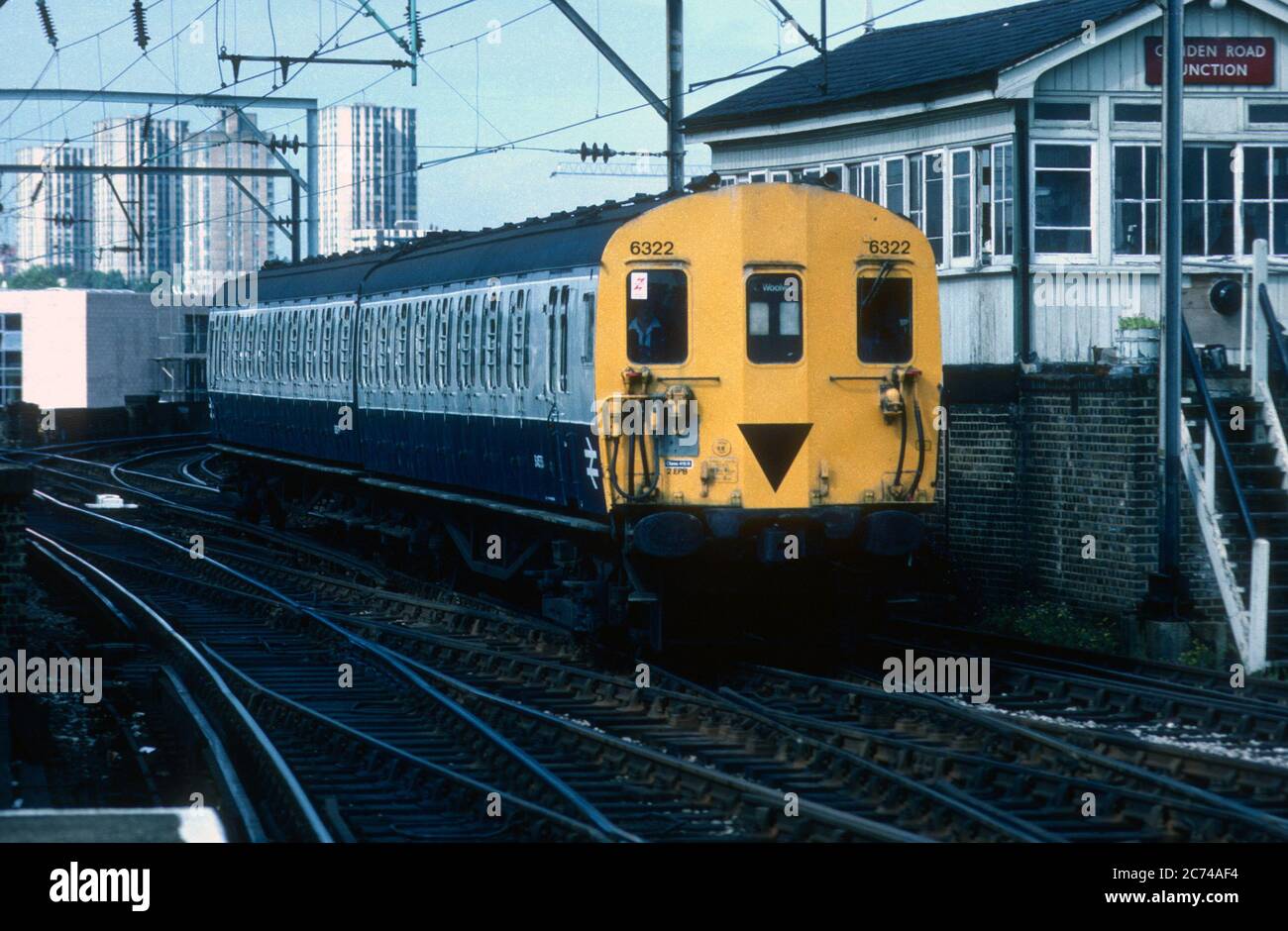 Klasse 416/3 elektrische Mehrfacheinheit Nr. 6322 Passing Camden Road Junction Signalbox, London, UK. September 1986. Stockfoto