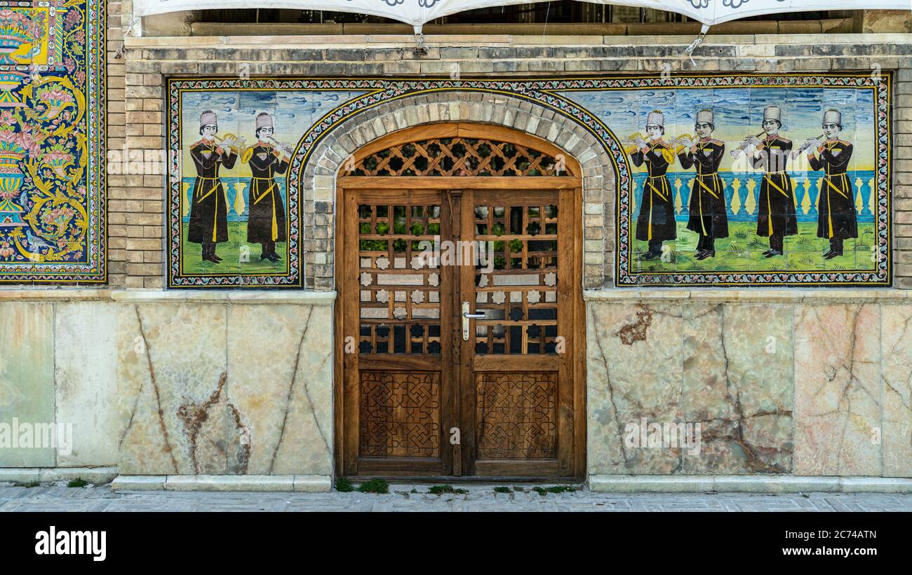 Teheran, Iran - Mai 2019: Golestan Palast Interieur mit persischen Fliesen Kunst Stockfoto