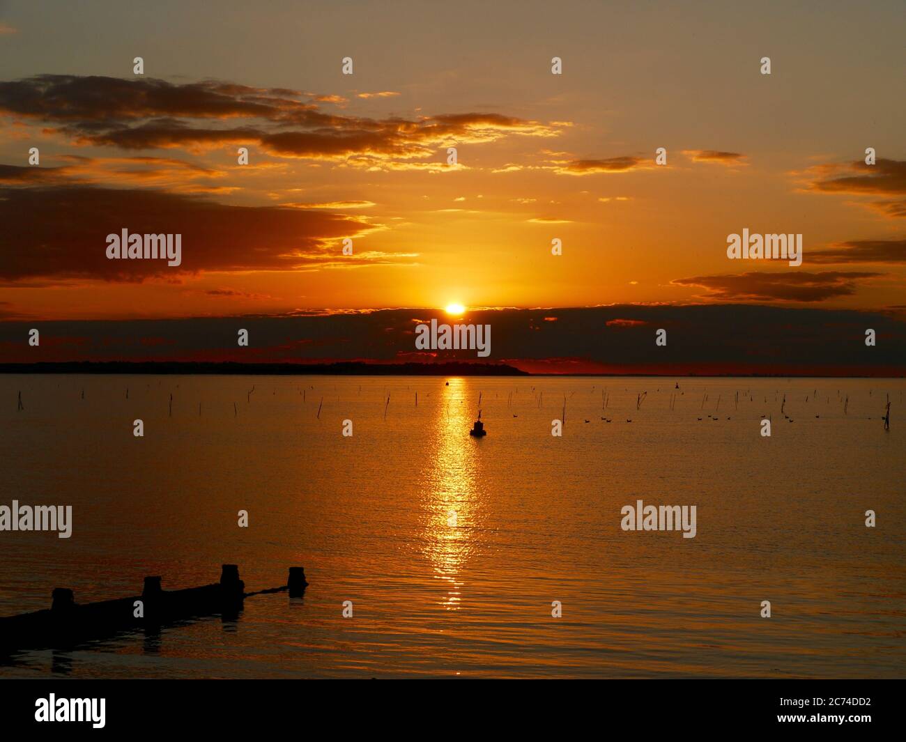 Sonnenuntergang im schönen Fischerdorf Whitstable in Kent, mit Blick auf die Isle of Sheppey. Stockfoto