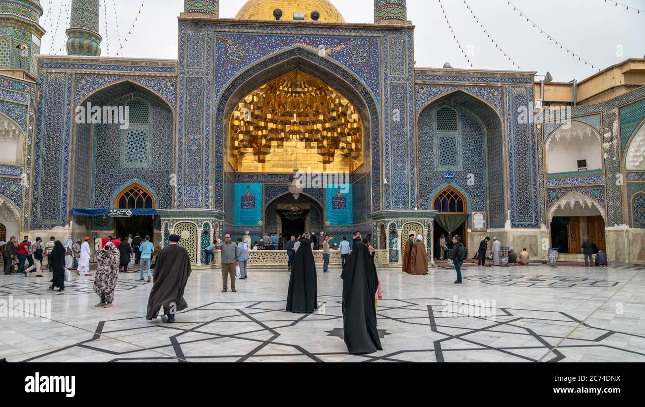 Heiligtum von Fatima Masumeh, Qom, Iran - 2019. Mai: Besucher und Gläubige im Inneren des Heiligtums von Fatima Masumeh in Qom, das von schiitischen Muslimen betrachtet wird Stockfoto