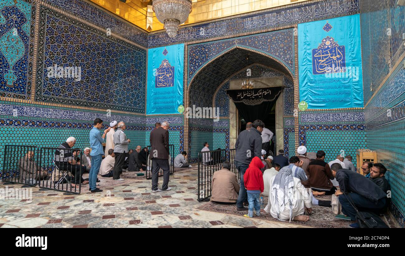 Schrein von Fatima Masumeh, Qom, Iran - Mai 2019: Iranische Männer beten im Schrein von Fatima Masumeh in Qom, das von schiitischen Muslimen als zu sein gilt Stockfoto