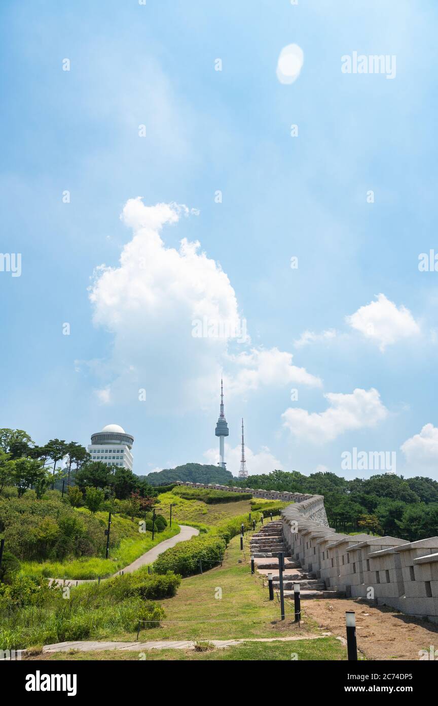 Seoul, Südkorea, Juli 2020: Panoramablick auf den Namsan Park und den N Seoul Tower in Namsan. Stockfoto