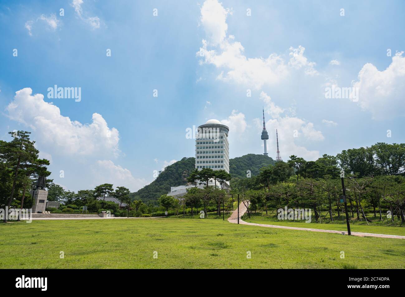 Seoul, Südkorea, Juli 2020: Panoramablick auf den Namsan Park und den N Seoul Tower in Namsan. Stockfoto