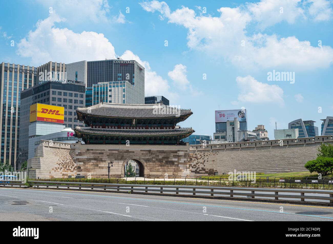 Seoul, Südkorea, Juli 2020: Der offizielle Name des Namdaemun-Tores in Seoul ist Sungnyemun, und es ist eines der Tore von Seoul, das während t gebaut wurde Stockfoto
