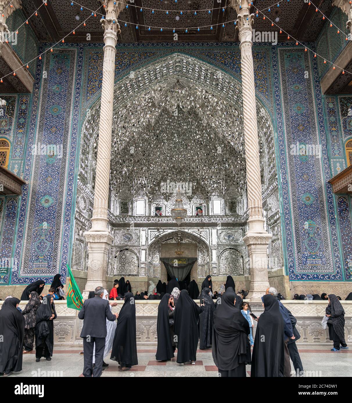 Heiligtum von Fatima Masumeh, Qom, Iran - 2019. Mai: Besucher und Gläubige im Inneren des Heiligtums von Fatima Masumeh in Qom, das von schiitischen Muslimen betrachtet wird Stockfoto