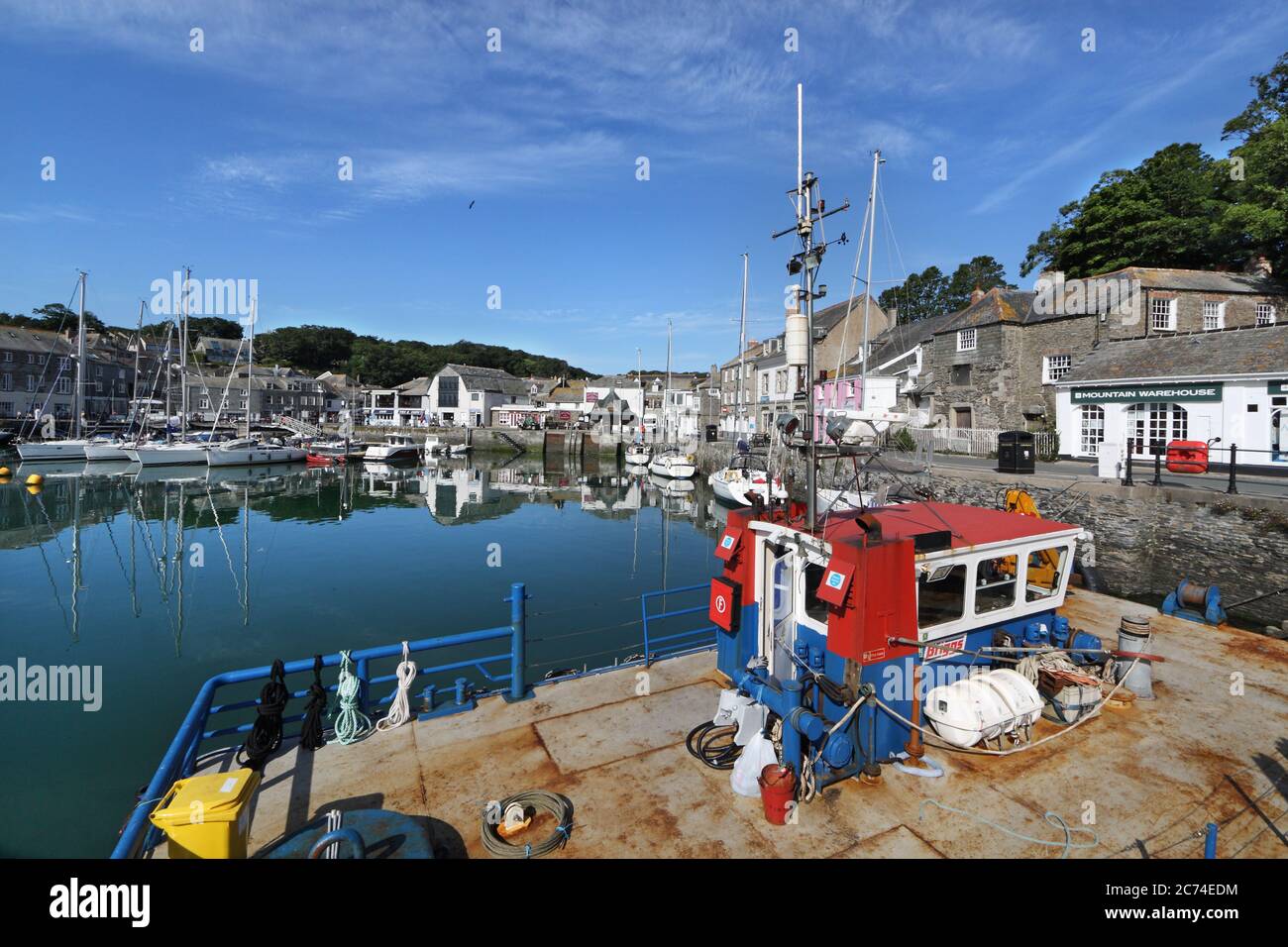 Arbeitsboot 'Forth Umpire', der am Hafen in Padstow, Cornwall, Großbritannien, festgemacht ist Stockfoto