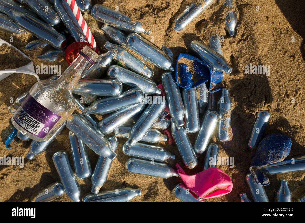 Große Mengen an Lachgas-Kanistern wurden im Sand unter anderem auf Margate Beach, Kent, nach der Hitzewelle während COVID-19 entsorgt. Stockfoto