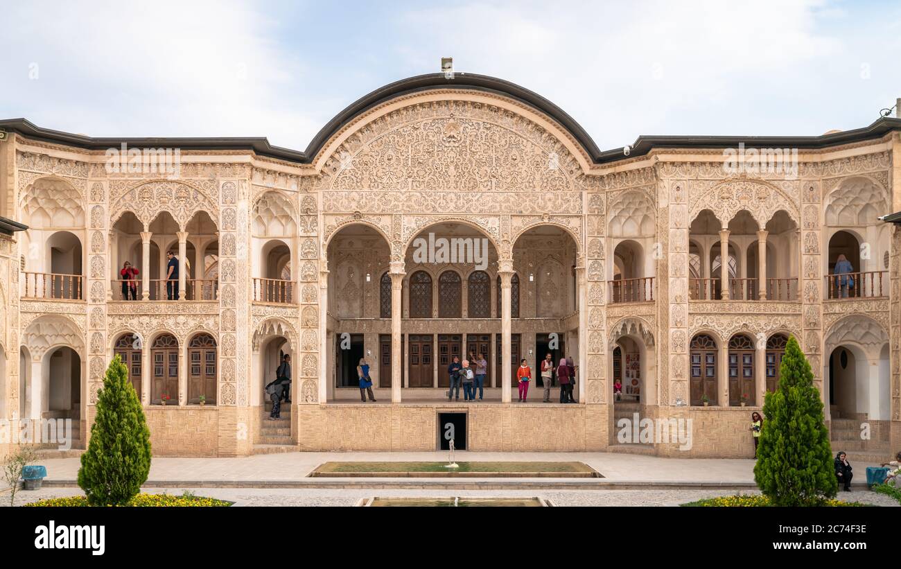 Kashan, Iran - Mai 2019: Touristen besuchen Tabatabaei Natanzi Khaneh Historical House in Kashan, Iran Stockfoto