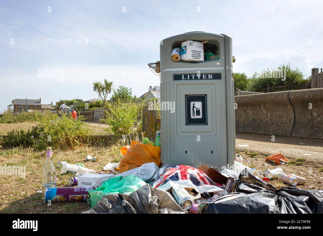 Die Strandkörbe sind überfüllt und nach der Hitzewelle während der COVID-19 in Whitstable, Kent von Abfall umgeben. Stockfoto