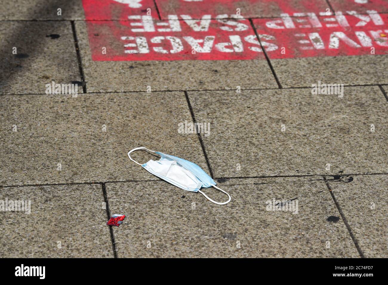 Brighton UK 14. Juli 2020 - EINE ausrangierte Gesichtsmaske auf den Straßen von Brighton heute . Ab Freitag, 24. Juli wird es für Menschen obligatorisch, Gesichtsmasken oder Abdeckungen in Geschäften in England tragen und sie könnten Geldstrafen von bis zu £100 für Nichteinhaltung erhalten. Die neuen Regeln werden eingeführt, um im Kampf gegen Coronavirus COVID-19 Pandemie zu helfen : Credit Simon Dack / Alamy Live News Stockfoto
