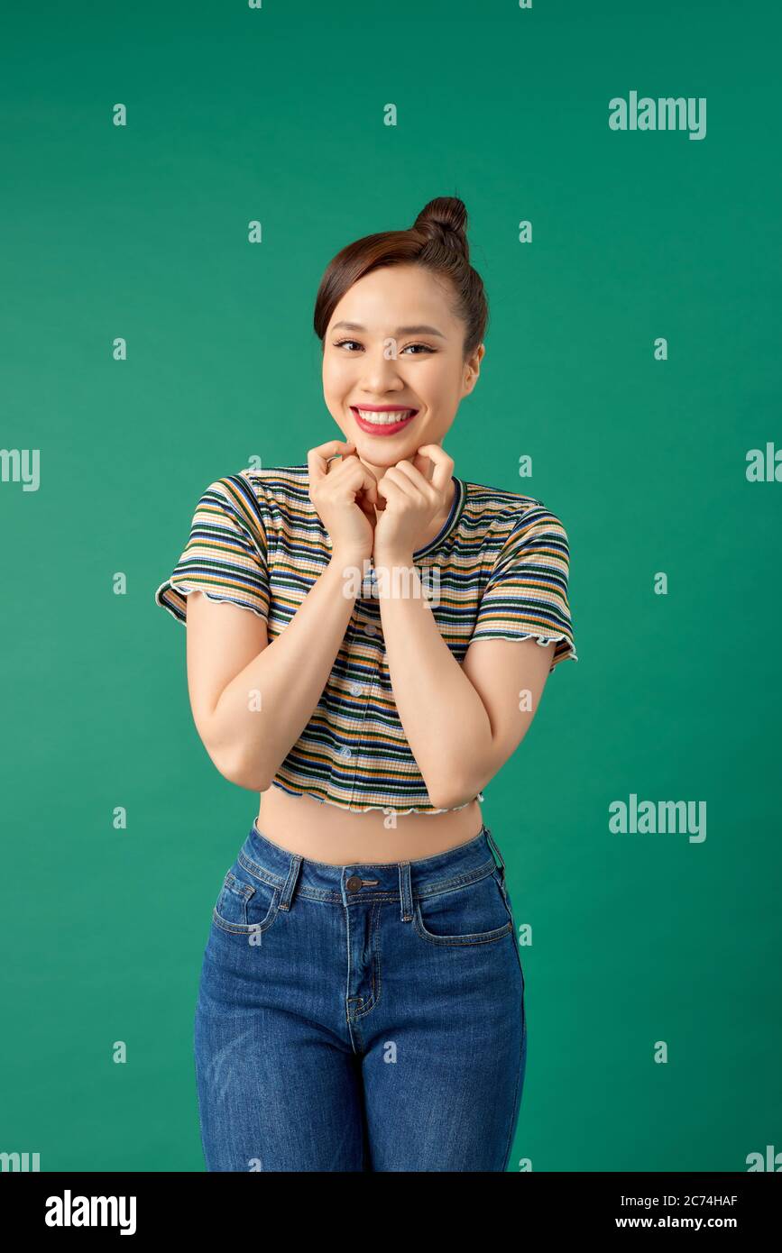 Portrait von jungen asiatischen Mädchen posiert über grünen Hintergrund. Stockfoto