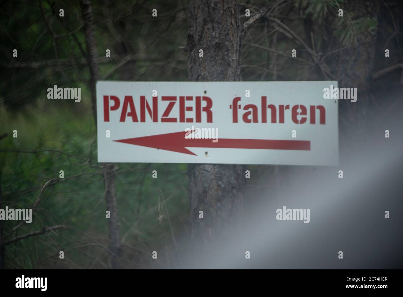 Mahlwinkel, Deutschland. Juli 2020. Ein Schild weist auf das ehemalige Militärtrainingsgebiet Mahlwinkel, wo Touristen mit Panzern fahren können. Quelle: Stephan Schulz/dpa-Zentralbild/ZB/dpa/Alamy Live News Stockfoto