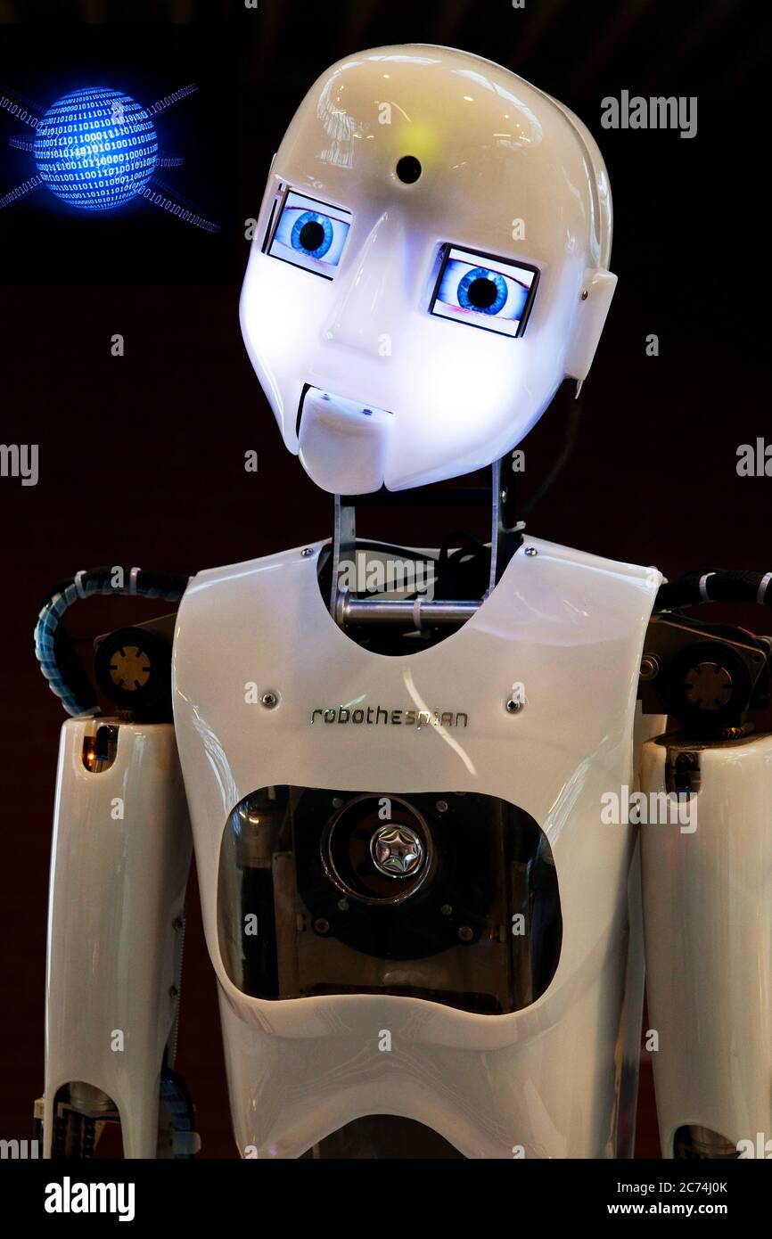 Humanoider Roboter mit digitaler Erde, Komponieren, Deutschland Stockfoto