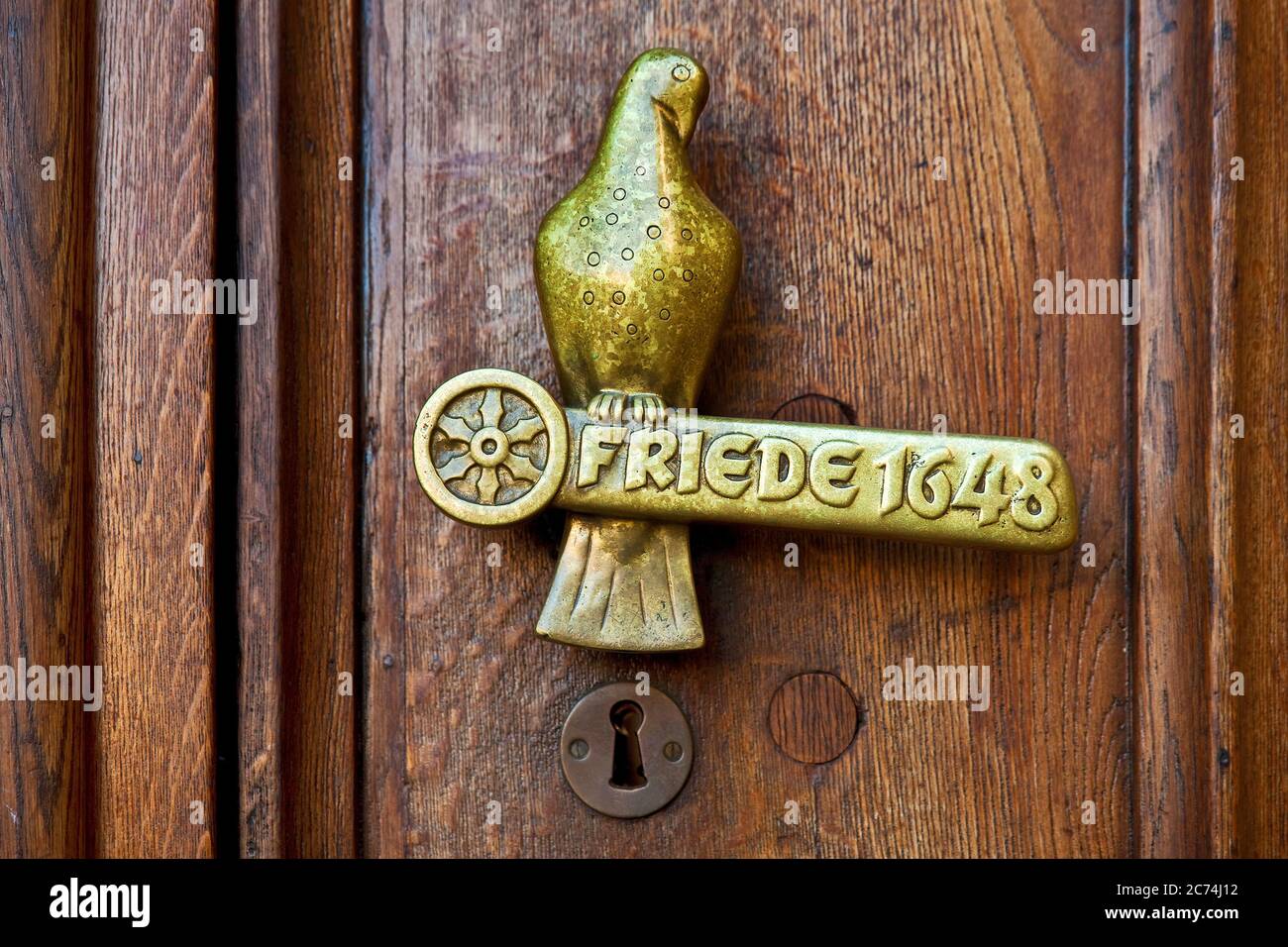 Türgriff in Form einer Taube mit Schriftzug Friede 1648, Westfälischer Frieden auf dem Rathaus Osnabrück, Deutschland, Niedersachsen, Osnabrück Stockfoto