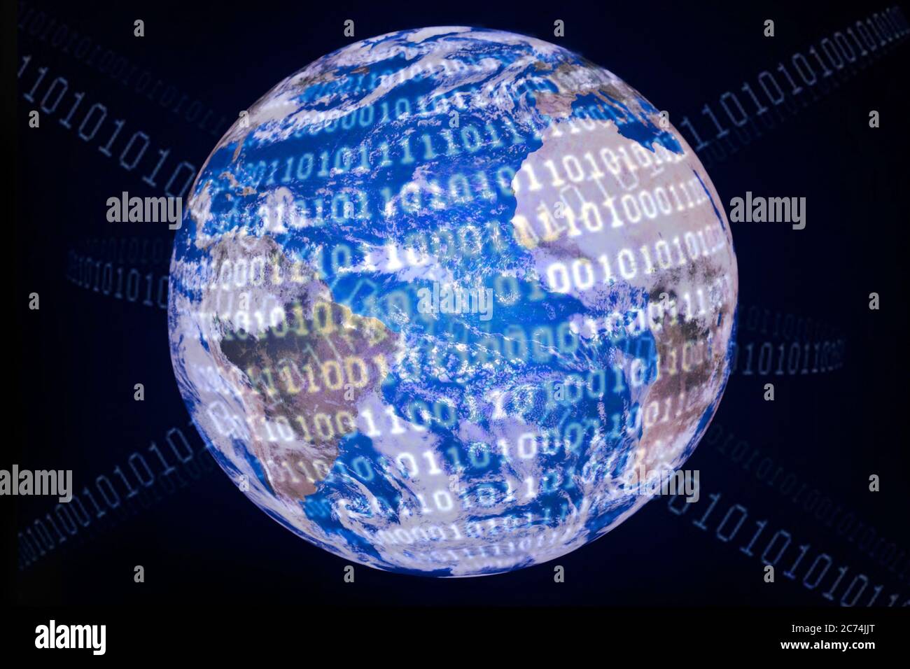 Planet Erde mit Binärcode, Symbol für den Weg ins digitale Zeitalter, Komponieren, Deutschland Stockfoto