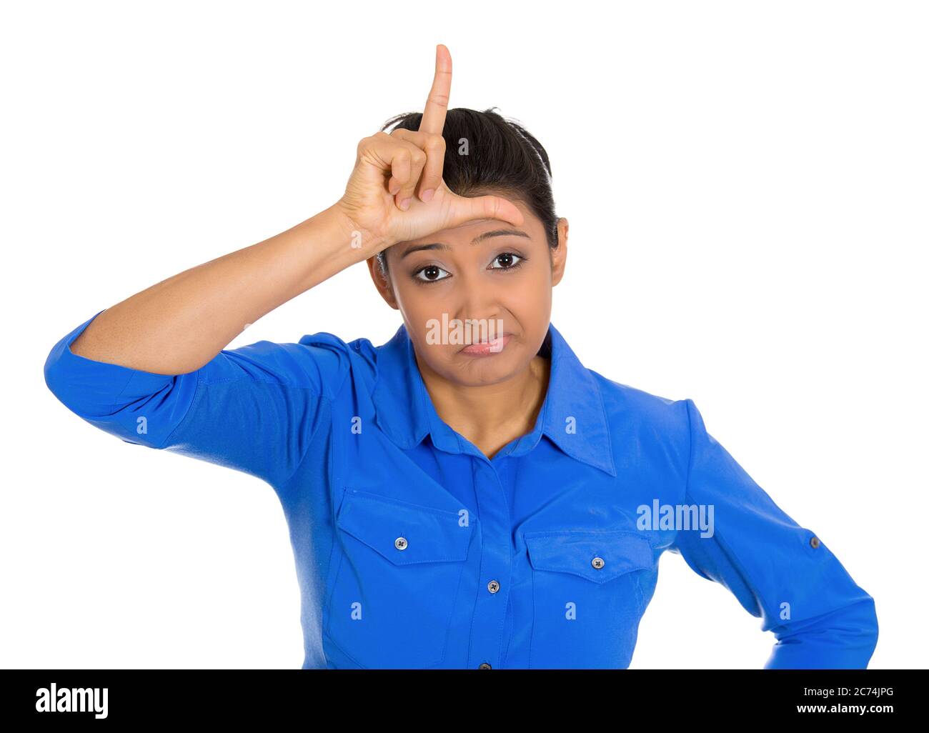 Porträt einer jungen Frau mit dem Verliererschild auf der Stirn und dem Blick auf die Kamera mit Ekel Stockfoto