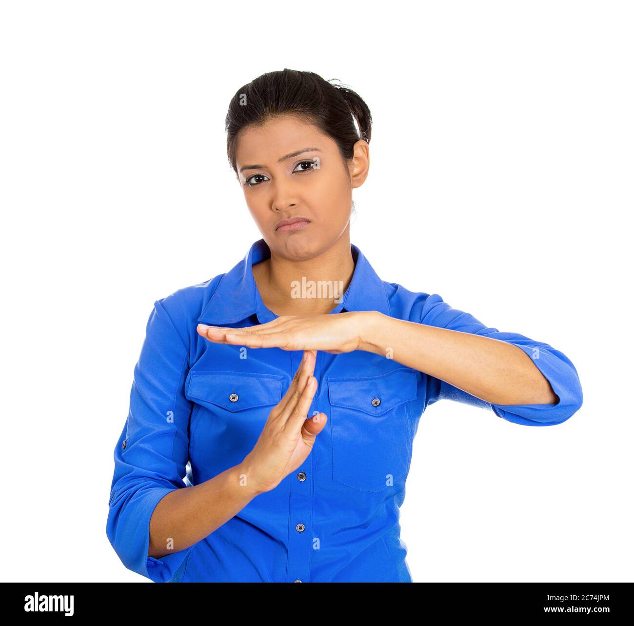 Porträt einer jungen ernsthaften Frau, die eine Auszeit-Geste mit Händen isoliert auf weißem Hintergrund zeigt Stockfoto