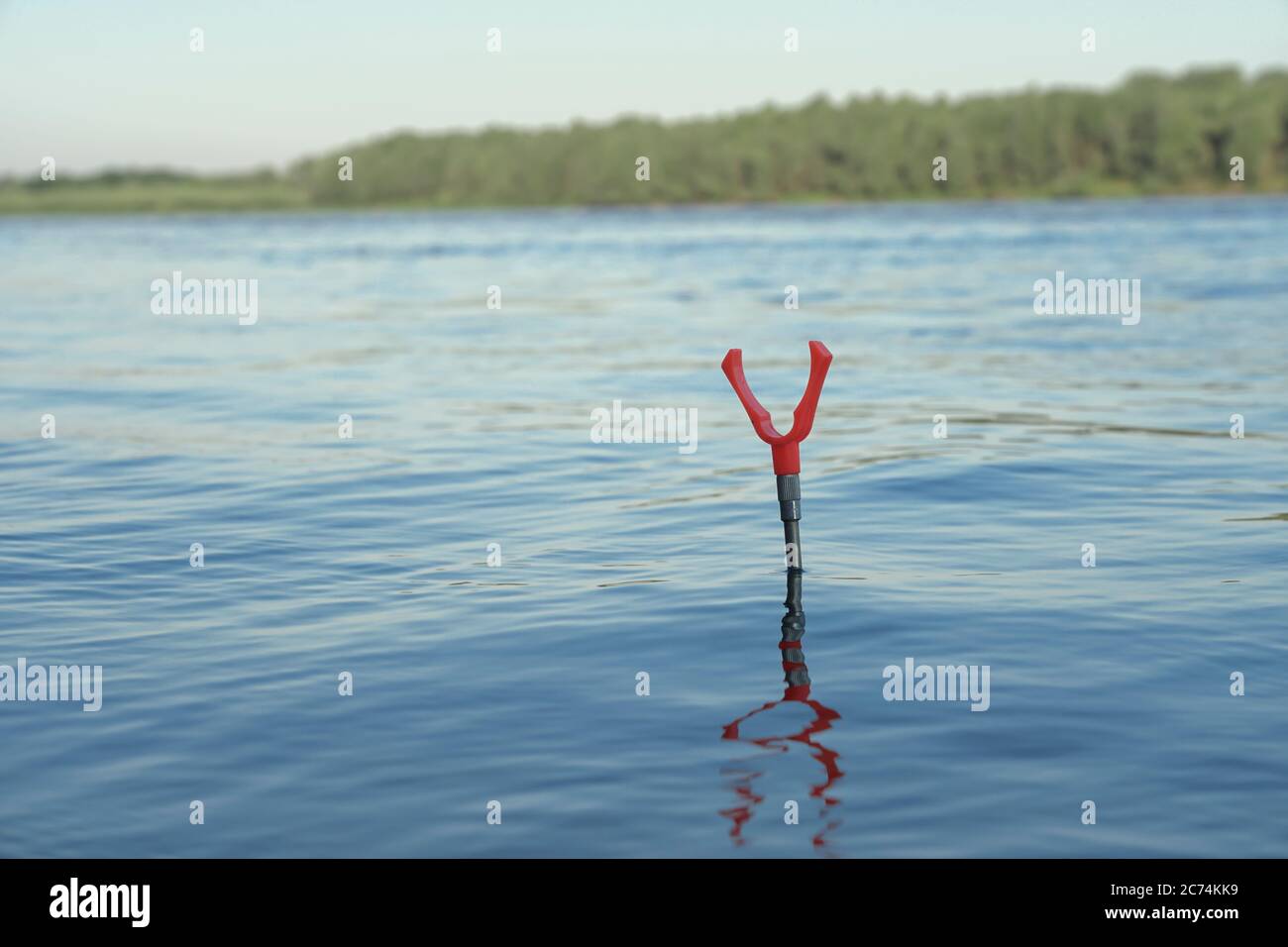 Stand für Angelruten im Wasser auf dem Fluss Stockfoto