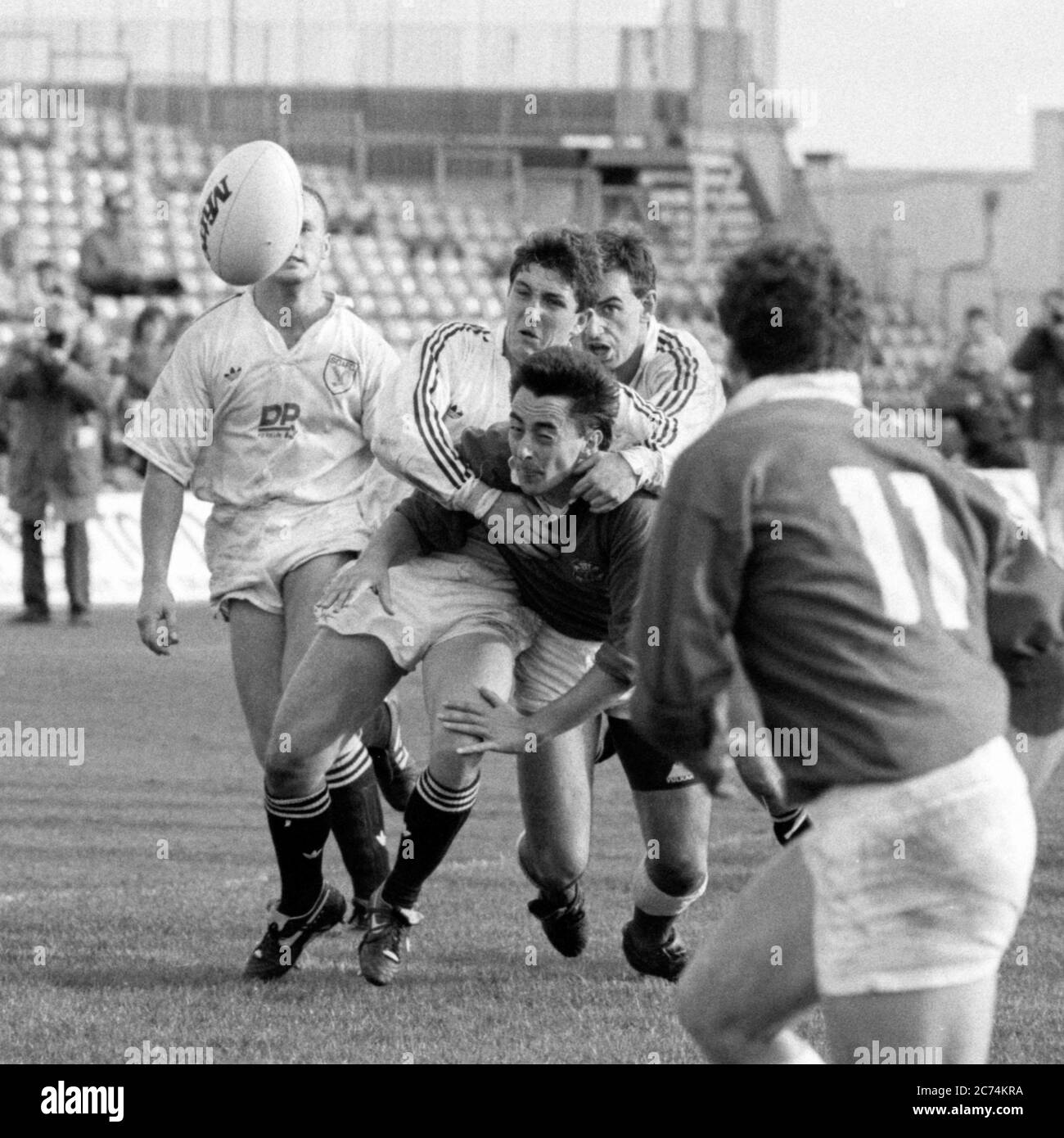Swansea RFC Scrum Half Robert Jones hat sich mit dem Llanelli RFC Zentrum Nigel Davies in einem Spiel am 14. Oktober 1989 im St. Helen's Cricket and Rugby Ground, Swansea, Wales, auseinandergesetzt. Stockfoto