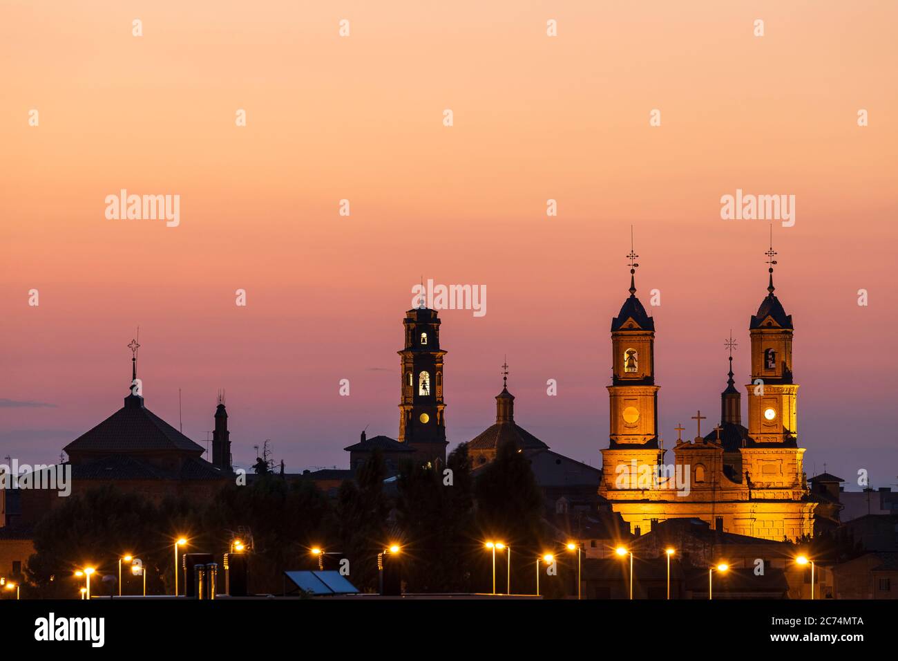 Corella´s Kirchen bei Sonnenaufgang. Corella, Navarra, Spanien Stockfoto