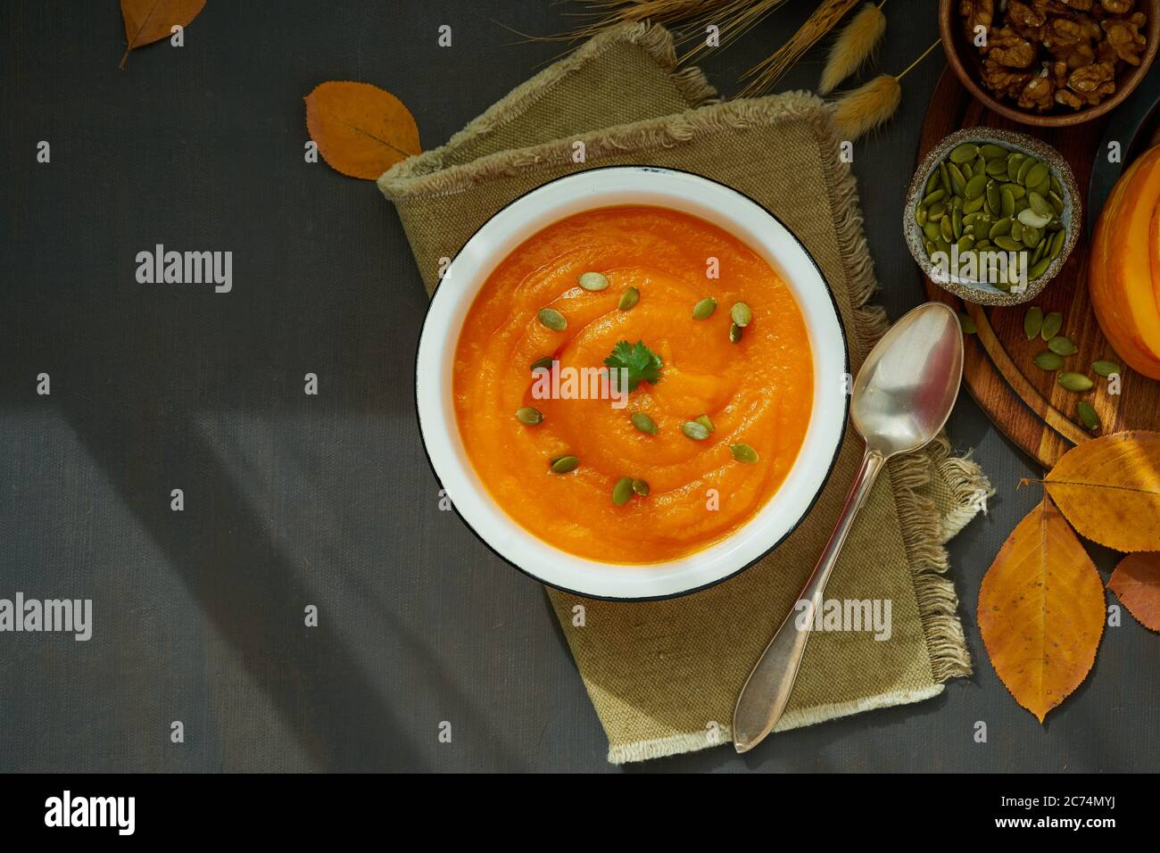 Kürbis cremige Suppe mit Walnüssen, Gericht, gesunde Ernährung Rezept kopieren Raum Draufsicht Stockfoto