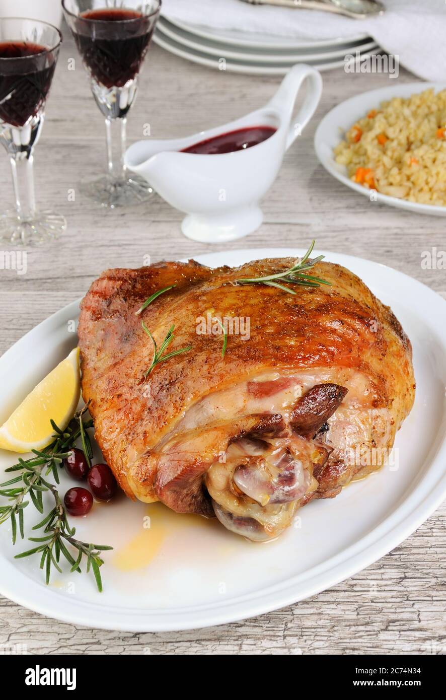 Ein Glas roten Sherry ist ideal für gebackene Türkei oberschenkel, mit Preiselbeersoße und Bulgur Pilaw Stockfoto