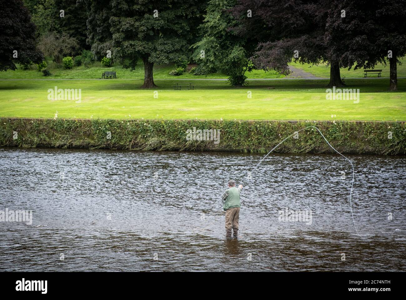 Juli 2020, Dumfries. Da die covid-Pandemiebeschränkungen lockern, kann man einen Mann beim Fischen im Fluss Nith, Dumfries, Schottland, beobachten. Stockfoto