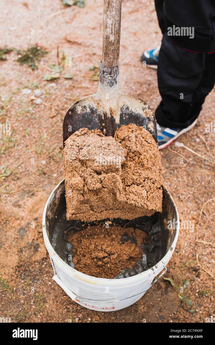 Mörtelmischung für Mauerwerk auf einer Baustelle - Bau eines Ziegelsteinblockhauses - Zement-Sand-Gemisch Stockfoto