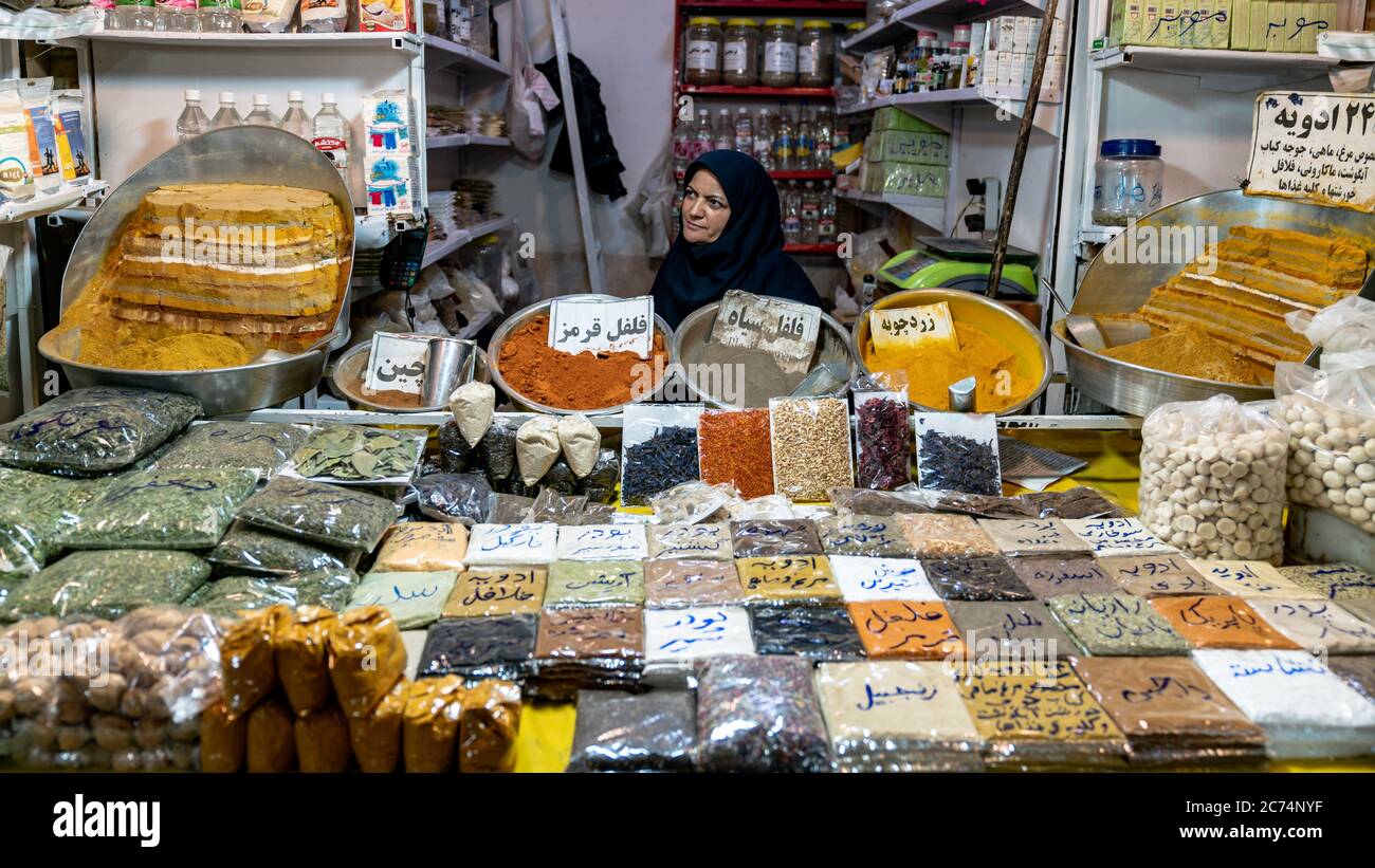 Isfahan, Iran - Mai 2019: Irakerin verkauft verschiedene Kräuter und Gewürze im Grand Basar von Isfahan, historischer Markt Stockfoto