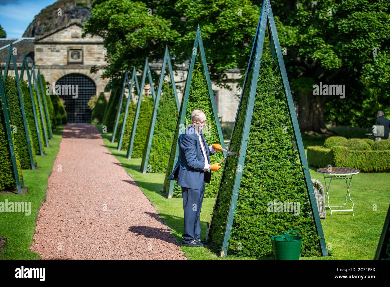 Der Besitzer James Thomson arbeitet im Prestonfield House in Edinburgh in den Gärten und bereitet sich in letzter Minute vor, bevor das Hotel am Mittwoch, den 15. Juli, wieder eröffnet wird, während Schottland sich auf die Aufhebung weiterer Beschränkungen für die Sperrung durch Coronaviren vorbereitet. Stockfoto