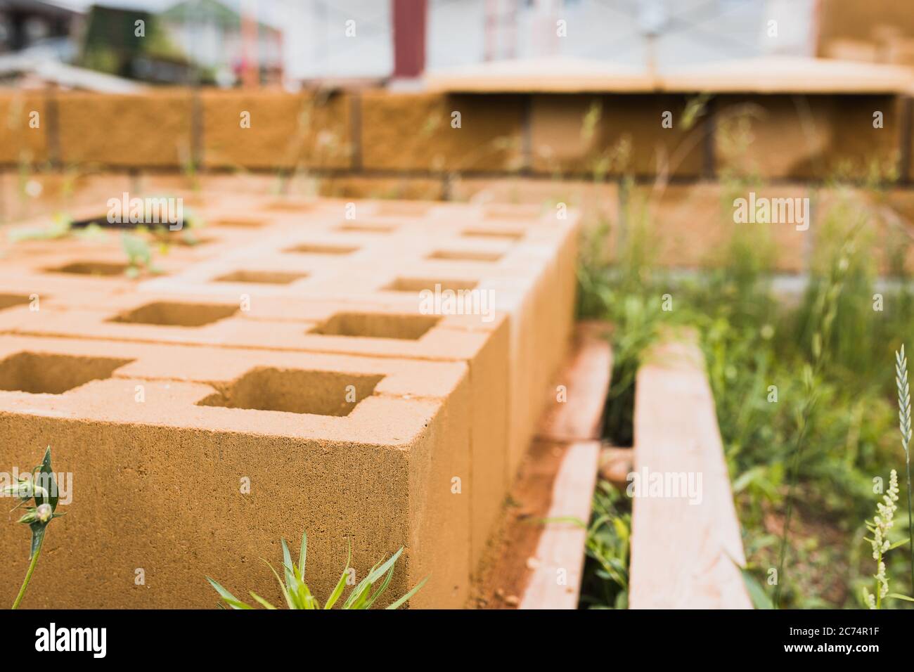 Zellstoffhohlbeton-Bausteine für die Wand - langlebiges schweres Baumaterial Stockfoto