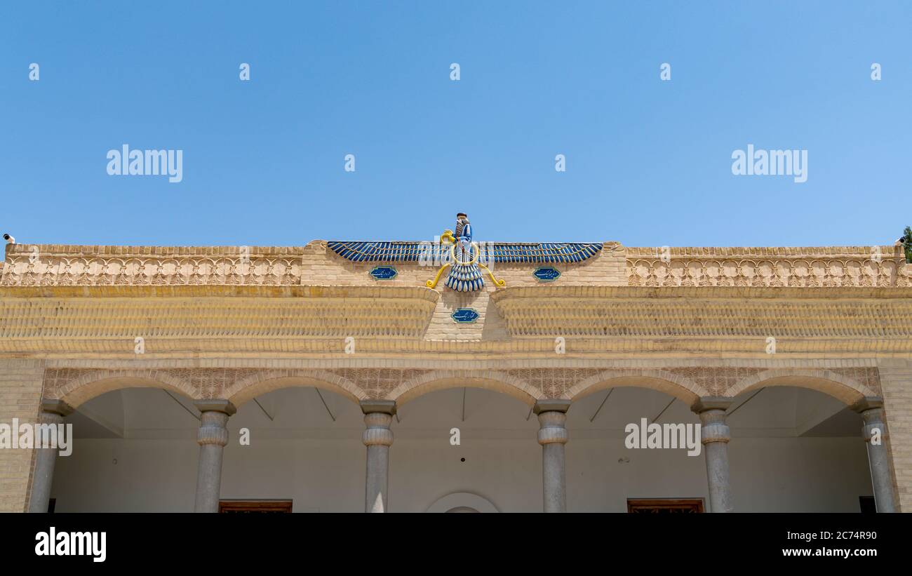 Yazd, Iran - Mai 2019: Ahura Mazda, Name für eine Gottheit, die von Zoroaster als der eine ungeschaffene Schöpfer, also Gott erhöht. Feuertempel Ateshkadeh in Jazd, Stockfoto