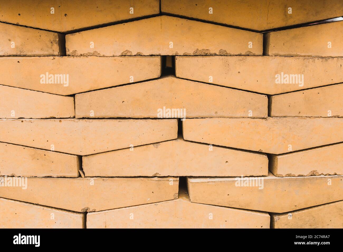 Unterlage aus ordentlich gefalteten Betonbausteinen - Baumaterial Stockfoto