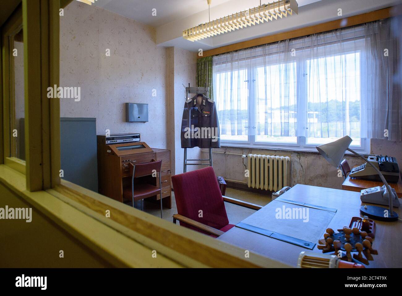Marienborn, Deutschland. Juli 2020. In der neuen Dauerausstellung "Grenzübergang DDR Marienborn" befindet sich ein Vorraum des Zugfahrers der Passkontrolle. Szene des Ost-West-Konflikts im geteilten Deutschland" der Deutschen Teilungsdenkmal Marienborn. Die Ausstellung beginnt am 17.07.2020. Quelle: Klaus-Dietmar Gabbert/dpa-Zentralbild/ZB/dpa/Alamy Live News Stockfoto