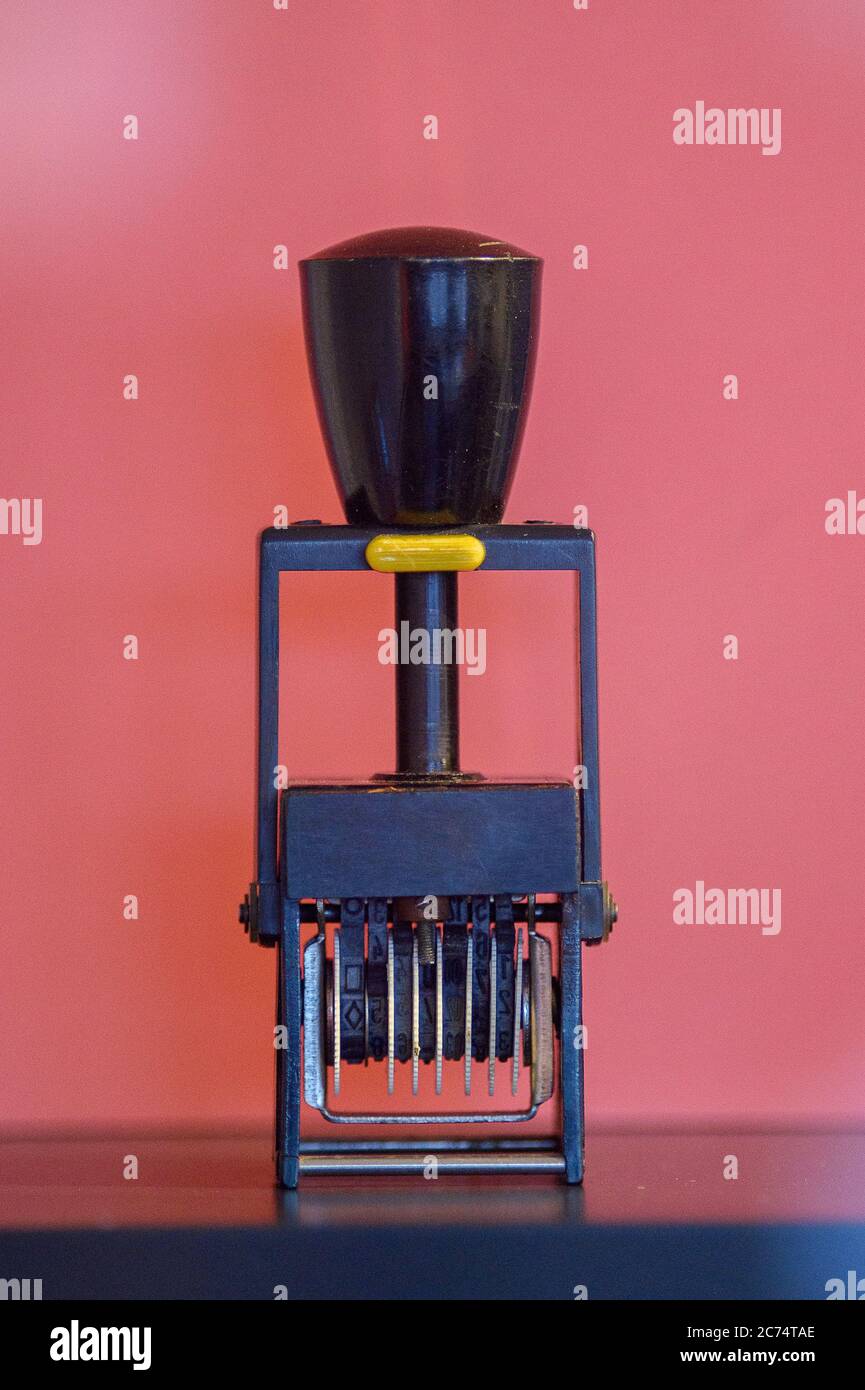 Marienborn, Deutschland. Juli 2020. In der neuen Dauerausstellung 'die DDR-Grenzübergangsstelle Marienborn' ist ein Passkontrollstempel zu sehen. Szene des Ost-West-Konflikts im geteilten Deutschland" der Deutschen Teilungsdenkmal Marienborn. Die Ausstellung beginnt am 17.07.2020. Quelle: Klaus-Dietmar Gabbert/dpa-Zentralbild/ZB/dpa/Alamy Live News Stockfoto